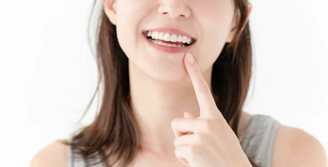 インビザラインのアタッチメントはどの歯に何個付く?