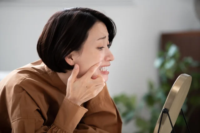 インビザラインを装着すると痛みが出るのはなぜ?