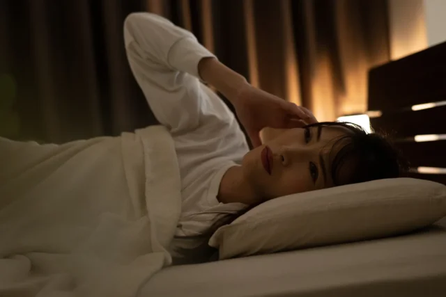 インビザラインの痛みで夜に眠れなくなる原因は?
