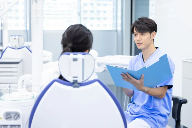 口内炎の痛みが強い・治らないときは歯科医に相談すべき？